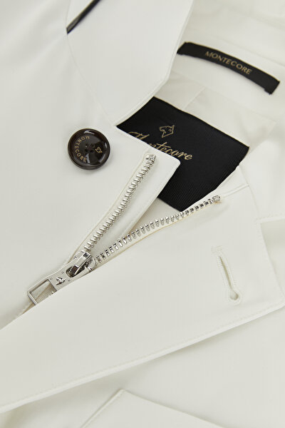 WHITE COAT 4
