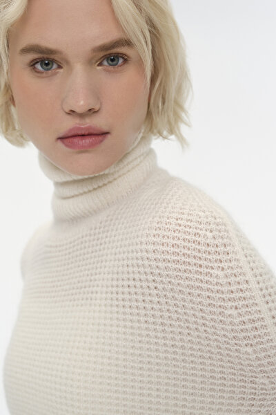 WHITE PONCHO 4