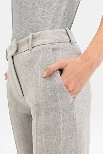 GRİ ÇİZGİLİ DESENLİ BORU PAÇA PANTOLON 4