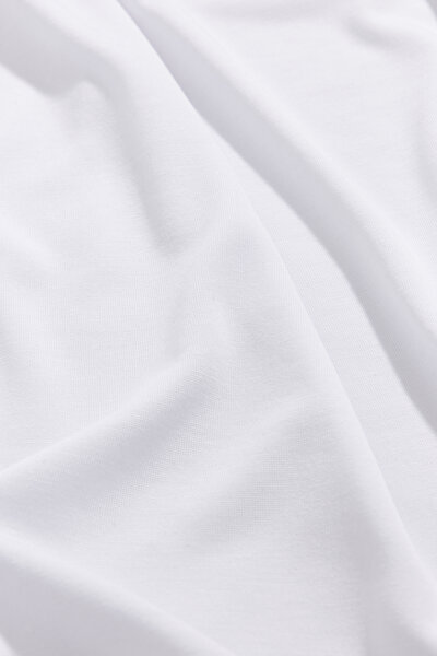 WHITE BASIC / ROUND NECKLINE SHORT SLEEVE TSHIRT 4