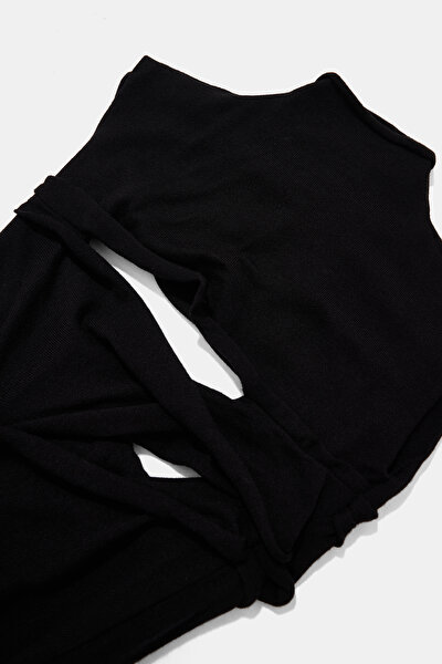 BLACK SLEEVELESS BLOUSE 3