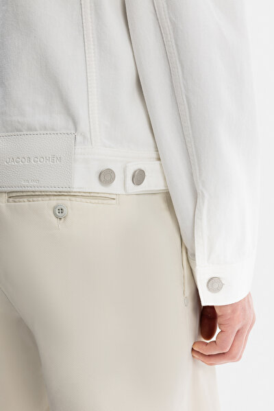 WHITE COAT 5