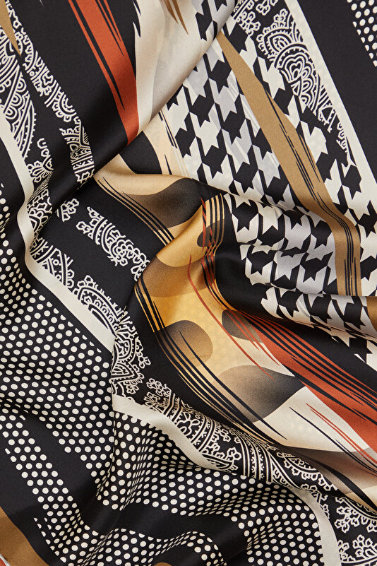 BLACK GEOMETRIC DESIGN TWILL SHAWL 2