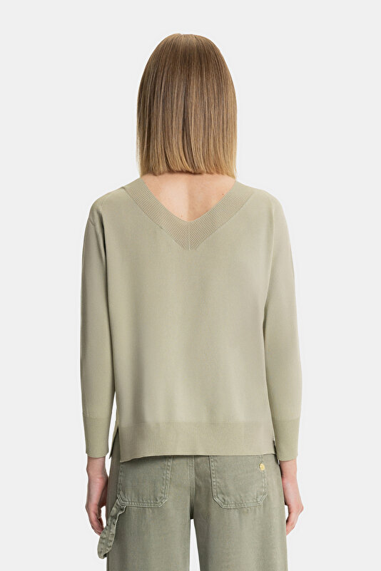 GREEN V NECK 2