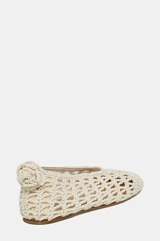 CREAM FLAT SHOES 3