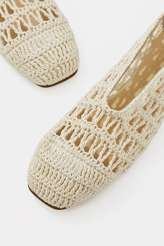 CREAM FLAT SHOES 4