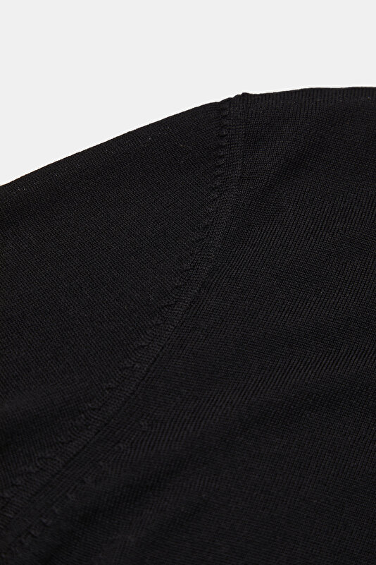 BLACK UPRIGHT COLLAR TRICOT 4