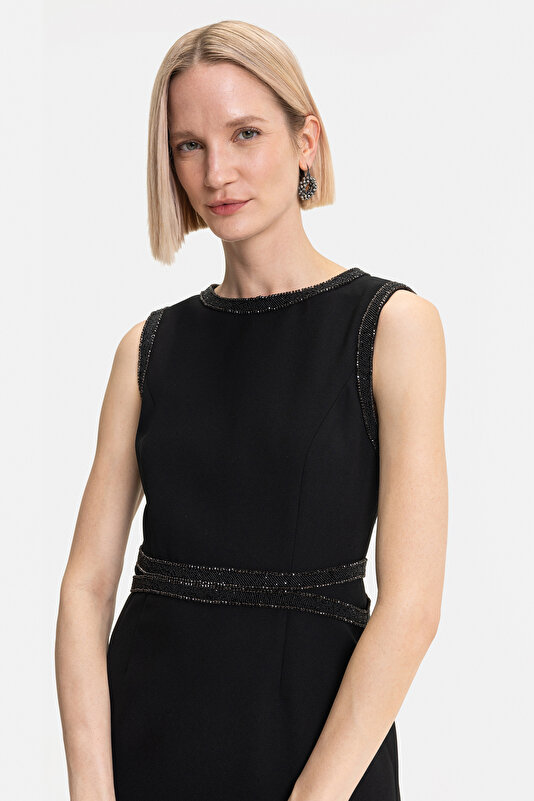 BLACK SLEEVELESS BELOW THE KNEE DRESS 3