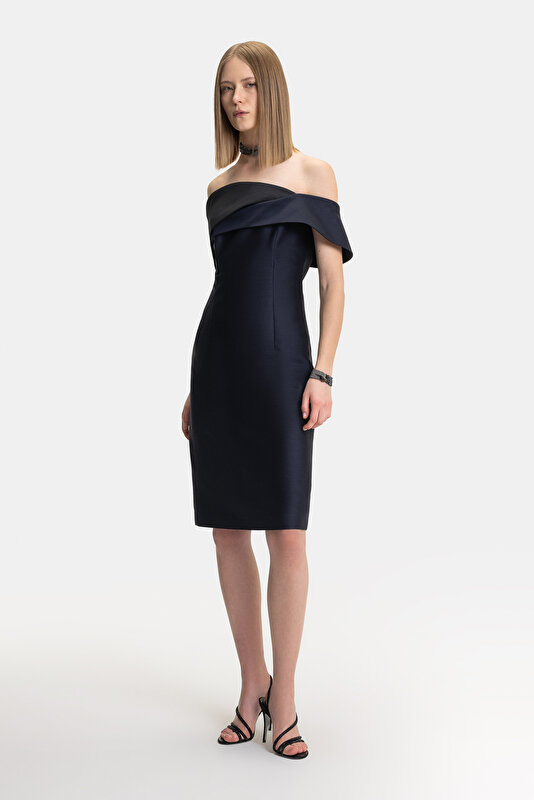 BLACK SLEEVELESS ABOVE THE KNEE DRESS 4