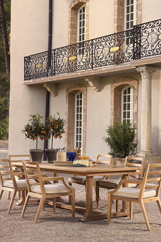 DINING TABLE 4