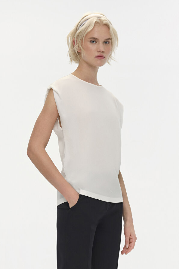 WHITE BASIC / ROUND NECKLINE SHORT SLEEVE BLOUSE