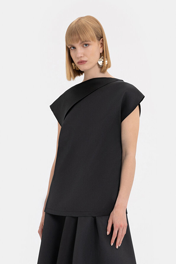 BLACK ASYMMETRIC OFF THE SHOULDER BLOUSE