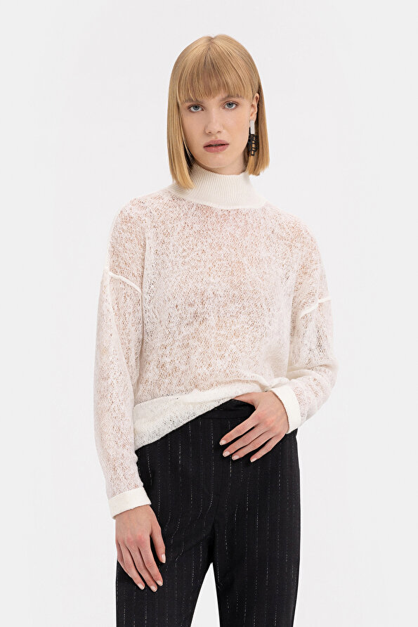 ECRU UPRIGHT COLLAR KNITWEAR