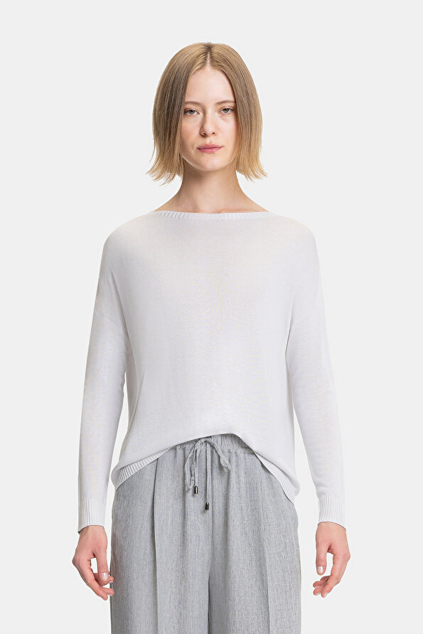 LIGHT GREY BASIC / ROUND NECKLINE