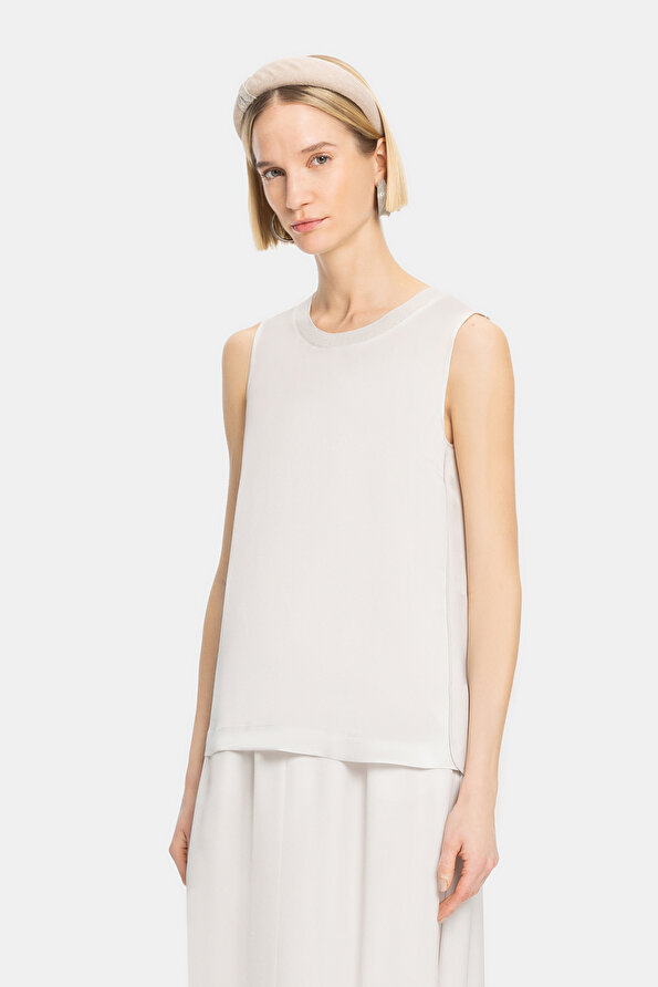 LIGHT GREY BASIC / ROUND NECKLINE SLEEVELESS BLOUSE