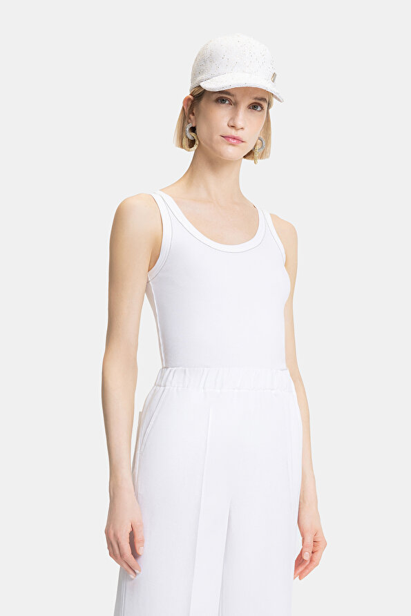 WHITE BASIC / ROUND NECKLINE SLEEVELESS TSHIRT