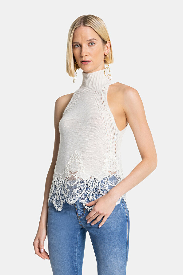 ECRU UPRIGHT COLLAR SLEEVELESS BLOUSE