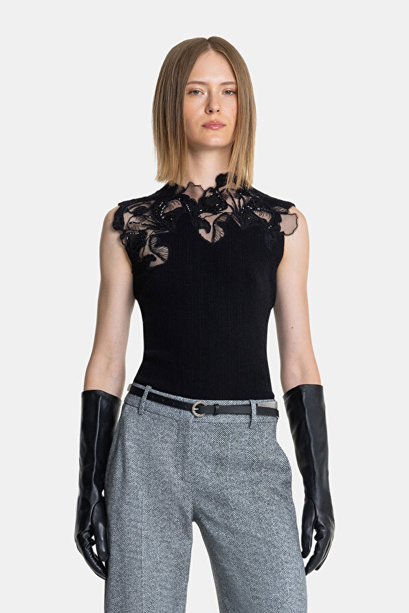BLACK BASIC / ROUND NECKLINE SLEEVELESS BLOUSE