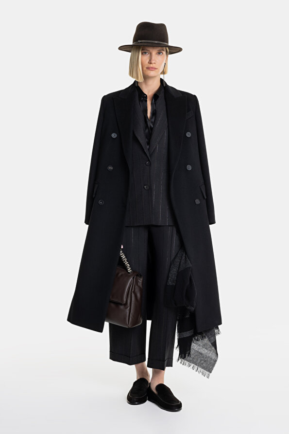 BLACK OVERCOAT