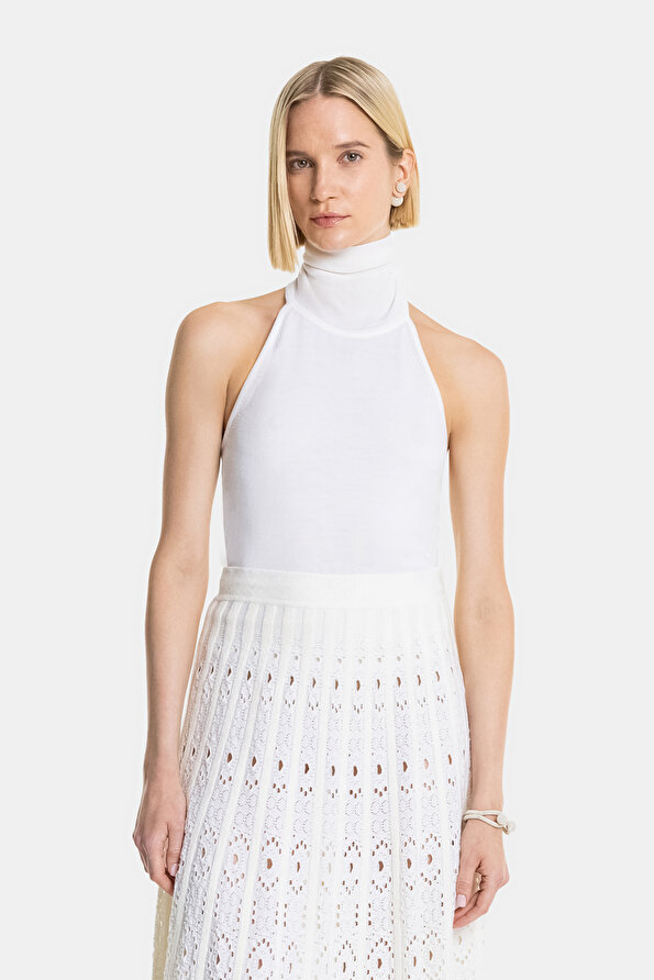 ECRU UPRIGHT COLLAR SLEEVELESS BLOUSE