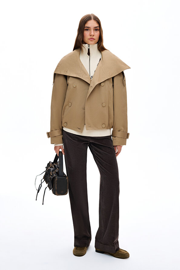 BEIGE TRENCH COAT