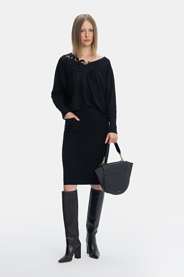 BLACK BELOW THE KNEE SKIRT