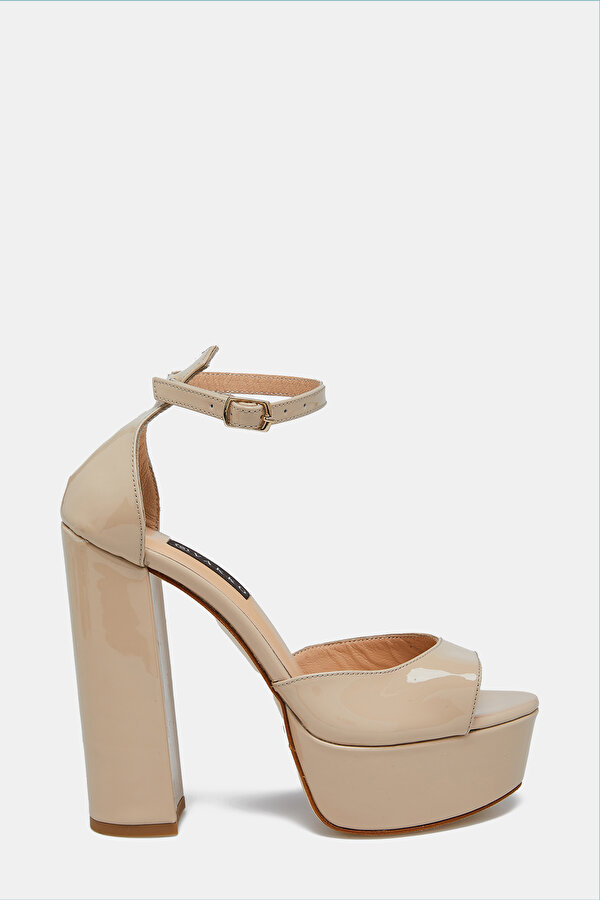 BEIGE PATENT LEATHER SHOE