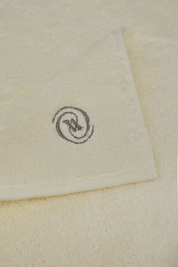 MONOGRAM EKRU HAVLU 2