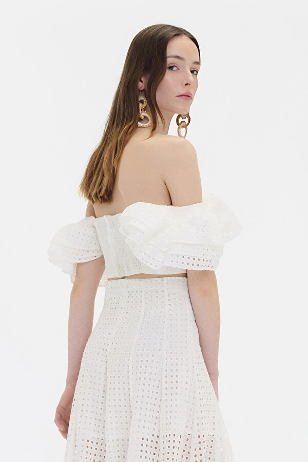 WHITE SQUARE SLEEVELESS BLOUSE 2