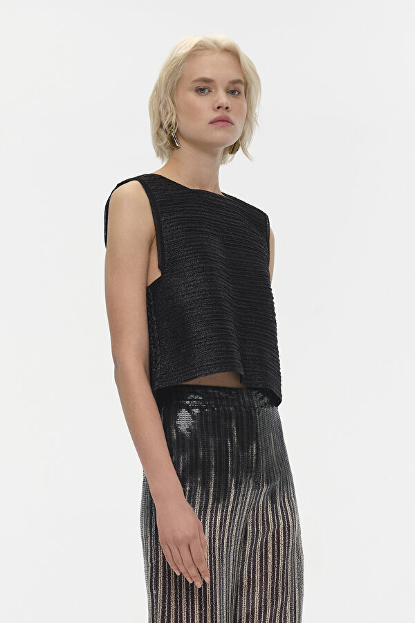 BLACK SLEEVELESS BLOUSE