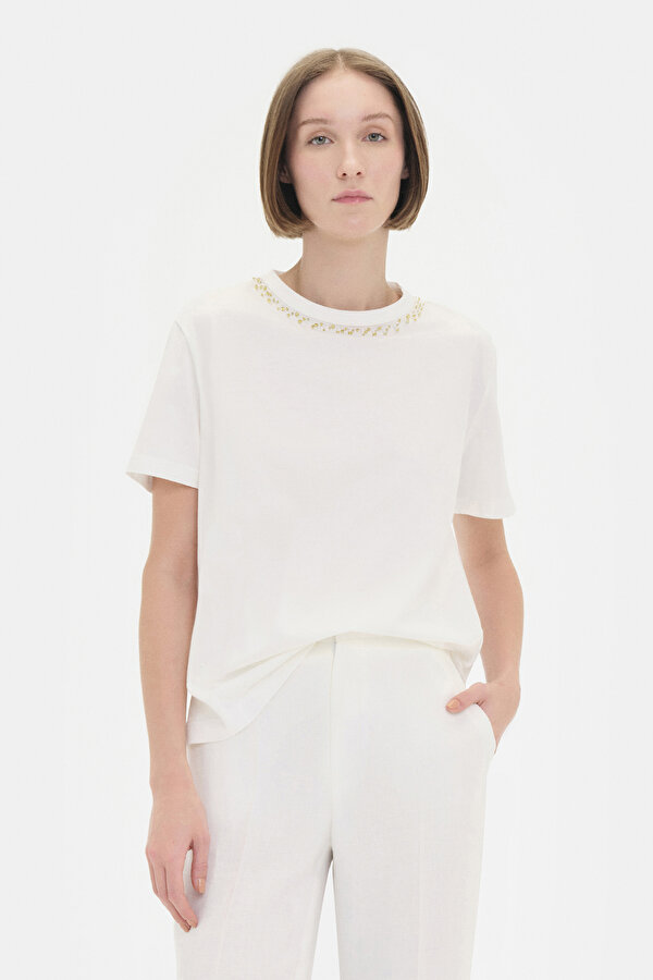 WHITE BASIC / ROUND NECKLINE SHORT SLEEVE TSHIRT