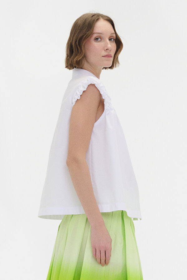 WHITE SLEEVELESS BLOUSE 2