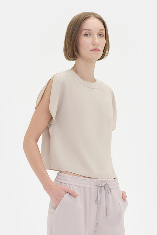 BEIGE BASIC / ROUND NECKLINE SHORT SLEEVE BLOUSE
