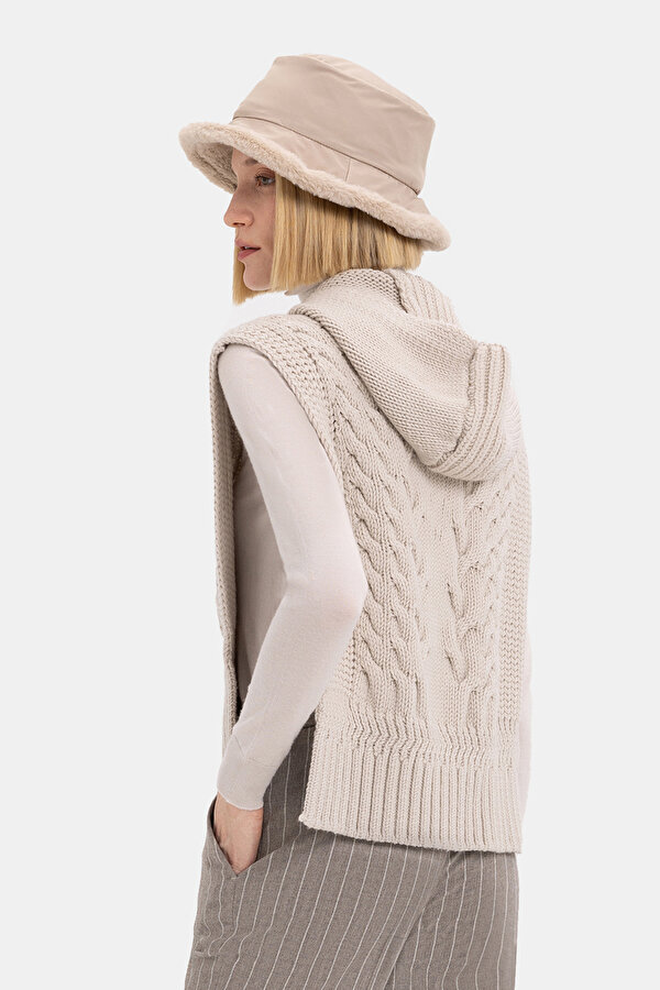 BEIGE SWEATER 2