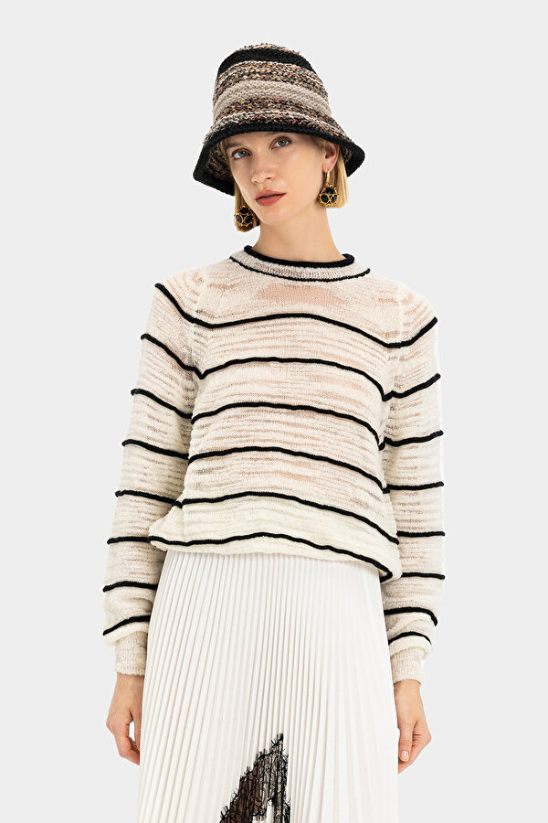 BLACK BASIC / ROUND NECKLINE TRICOT