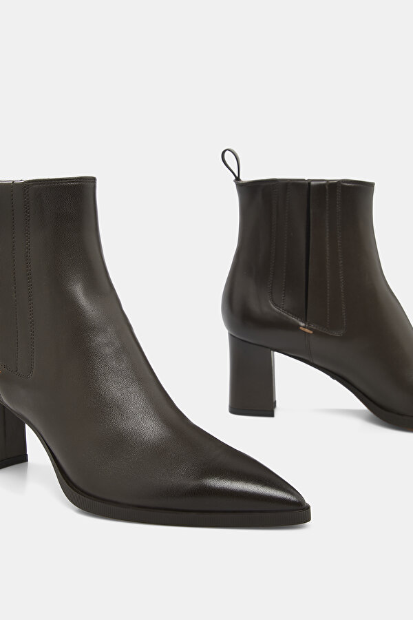 BROWN LEATHER BOOT 6