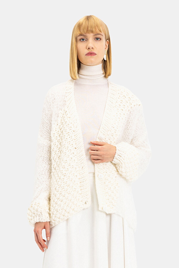 WHITE KNITTING DESIGN KNITWEAR