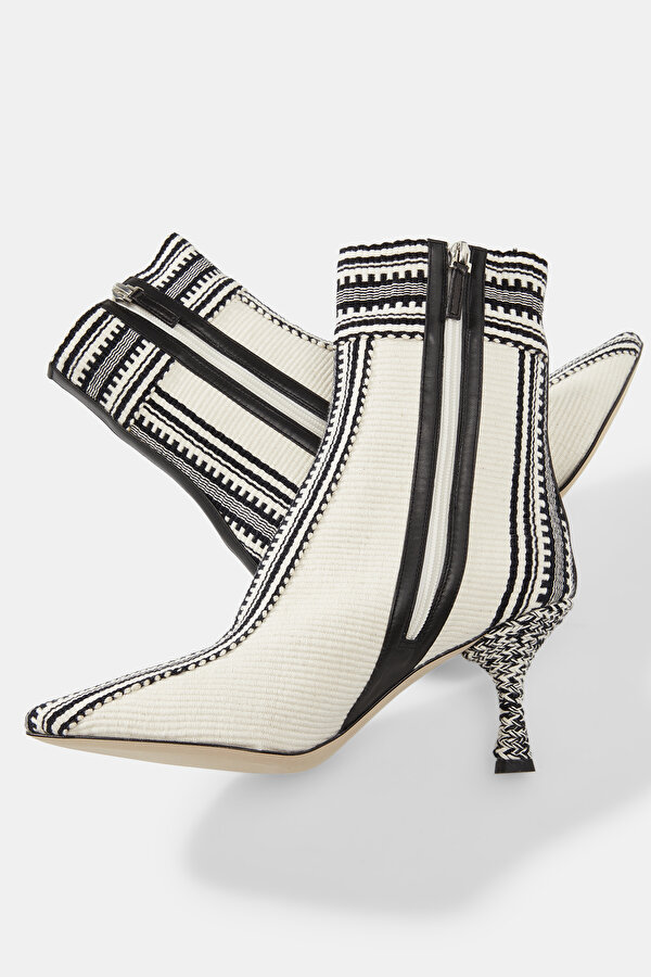 BLACK BOOT 6