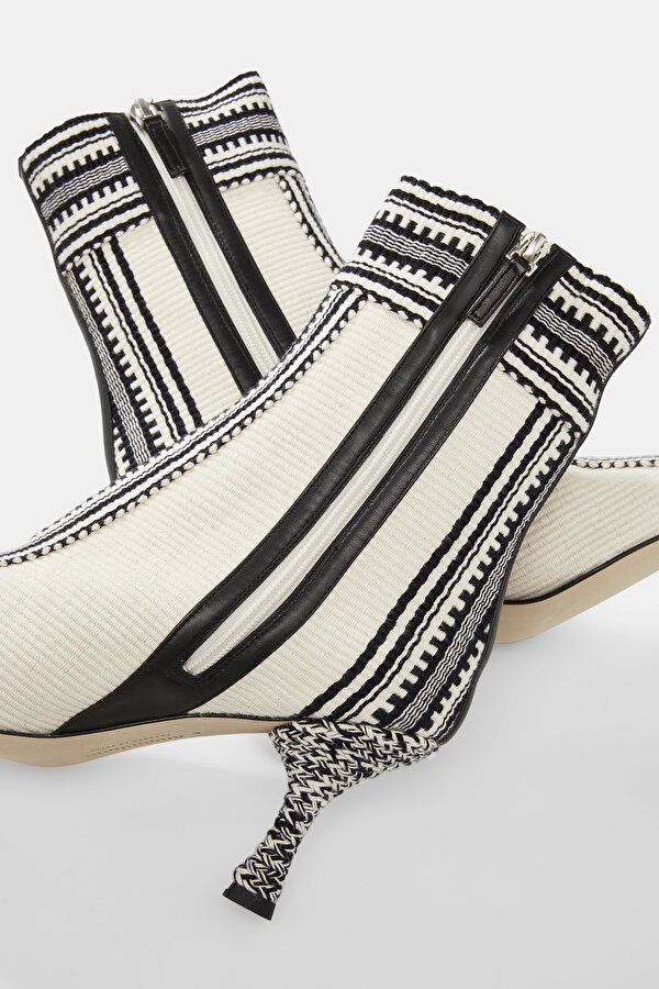 BLACK BOOT 7