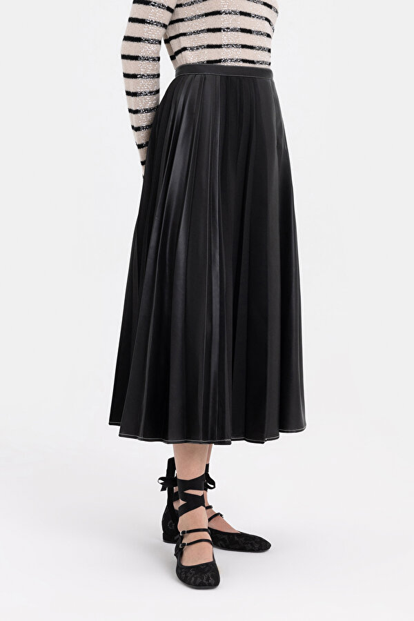 BLACK PLISSE MIDI SKIRT 2