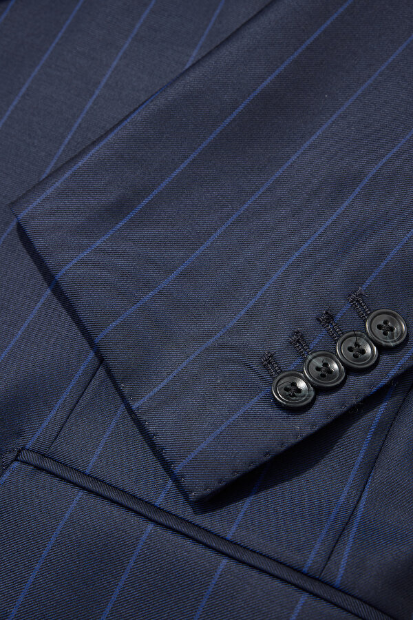 SUIT 12