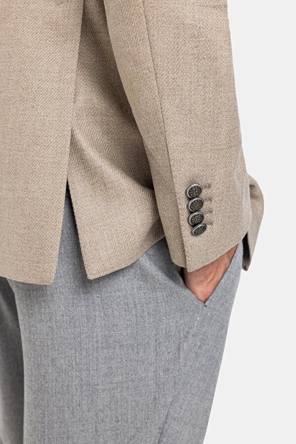 BEIGE JACKET 7