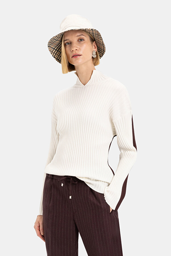 MAROON UPRIGHT COLLAR KNITWEAR