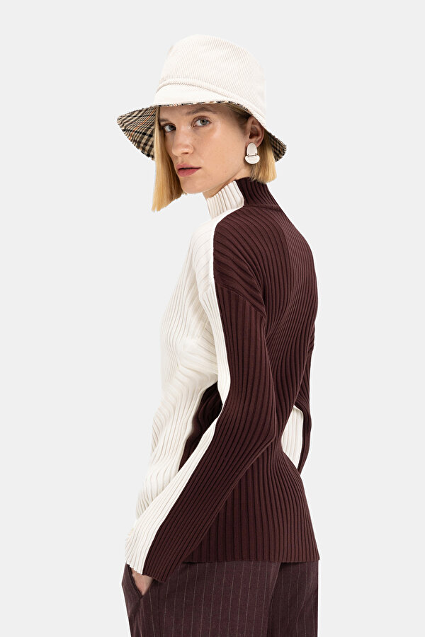 MAROON UPRIGHT COLLAR KNITWEAR 2