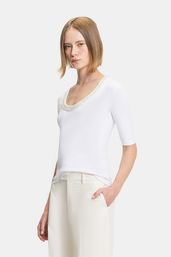 WHITE BASIC / ROUND NECKLINE SHORT SLEEVE TSHIRT