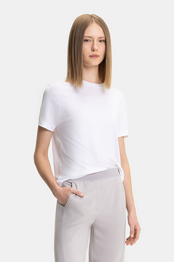 WHITE BASIC / ROUND NECKLINE SHORT SLEEVE TSHIRT
