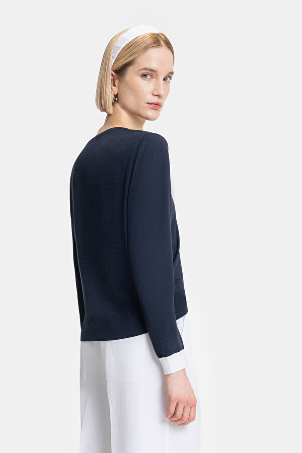 WHITE V NECK TRICOT 2