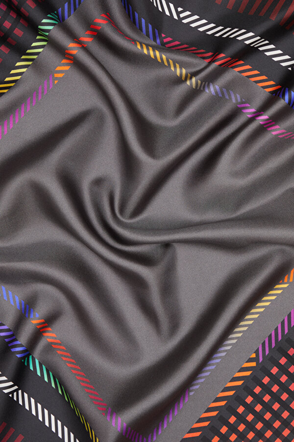 GEOMETRİK DESENLİ TWILL İPEK EŞARP 2
