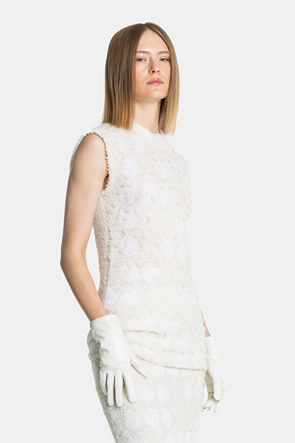 ECRU BASIC / ROUND NECKLINE SLEEVELESS BLOUSE