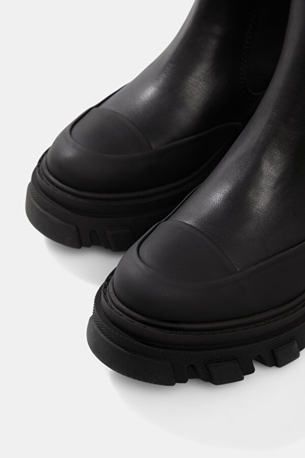 BLACK LEATHER BOOT 6